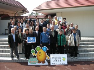 東京電力柏崎刈羽原子力発電所へ（２００９年３月）。中央は発電所長です。